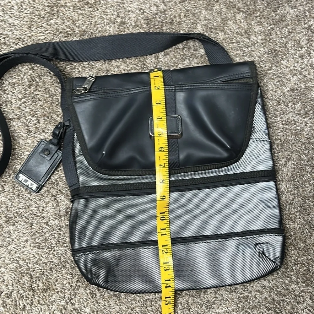 TUMI ALPHA BRAVO TRAVIS CROSSBODY MESSENGER BAG BLACK GREY IN REFLECTIVE SILVER